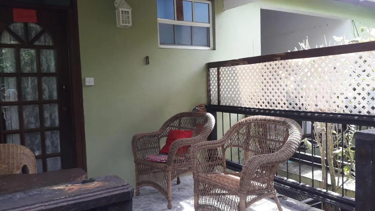 Hibiscus Valley Inn Marigot