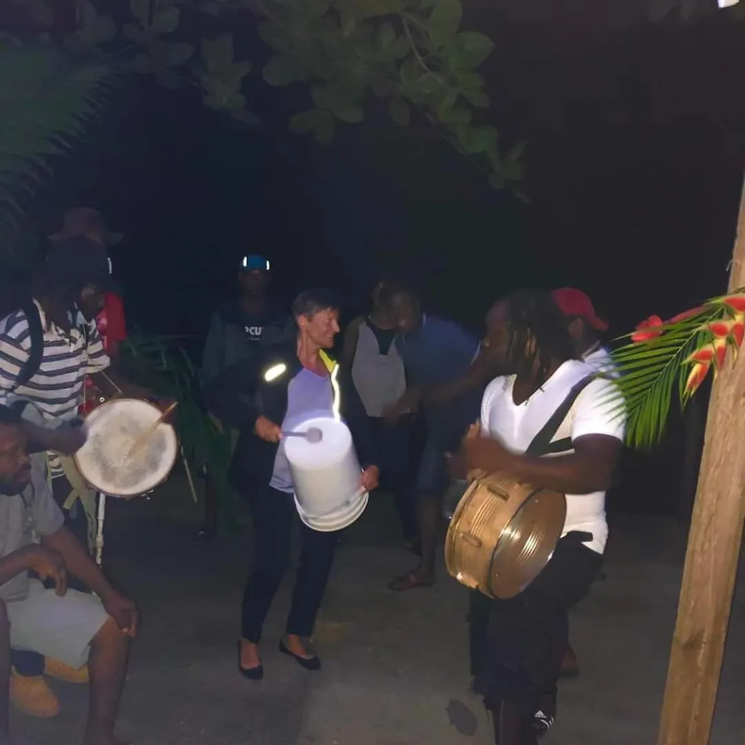 ***  Hibiscus Valley Inn Marigot Dominica