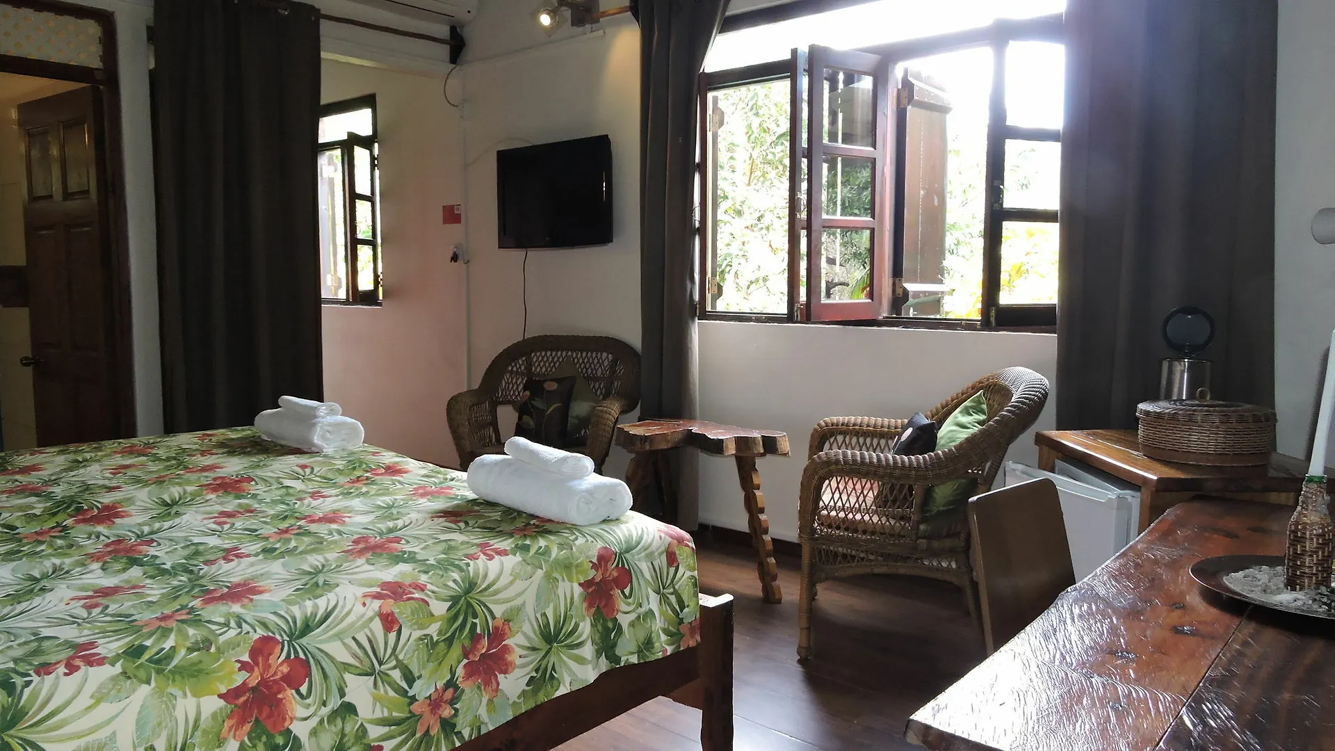 ***  Hibiscus Valley Inn Marigot Dominica