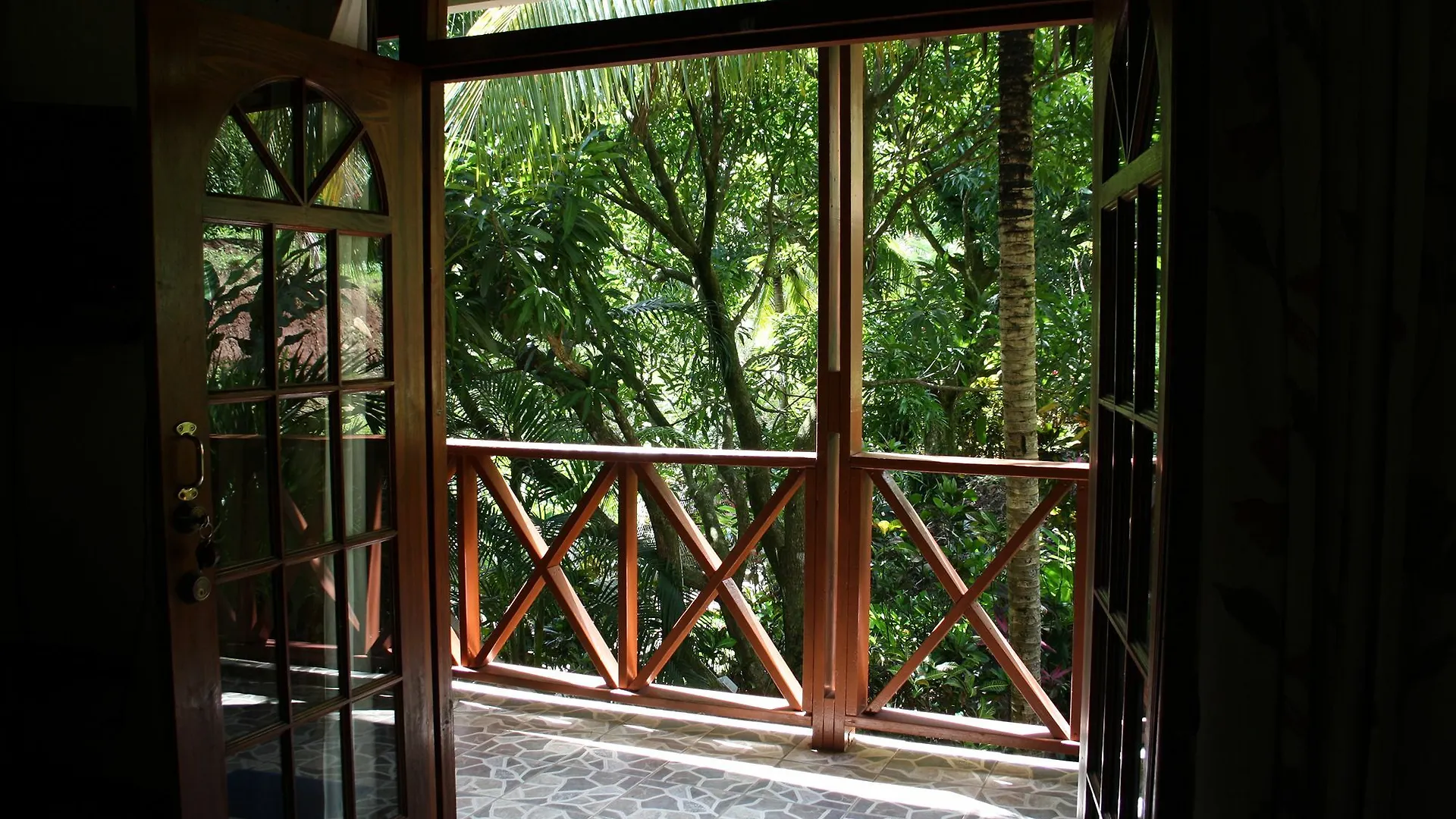 ***  Hibiscus Valley Inn Marigot Dominica