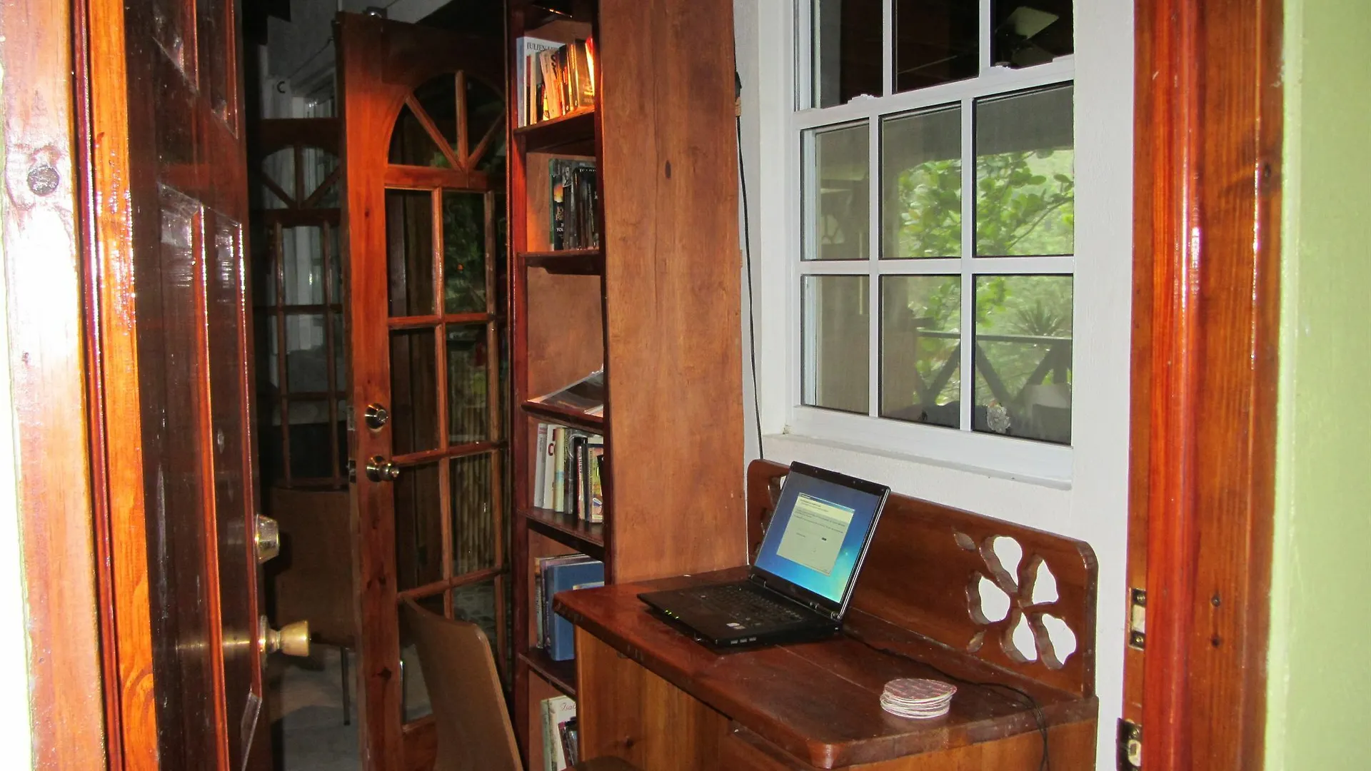 Hibiscus Valley Inn Marigot